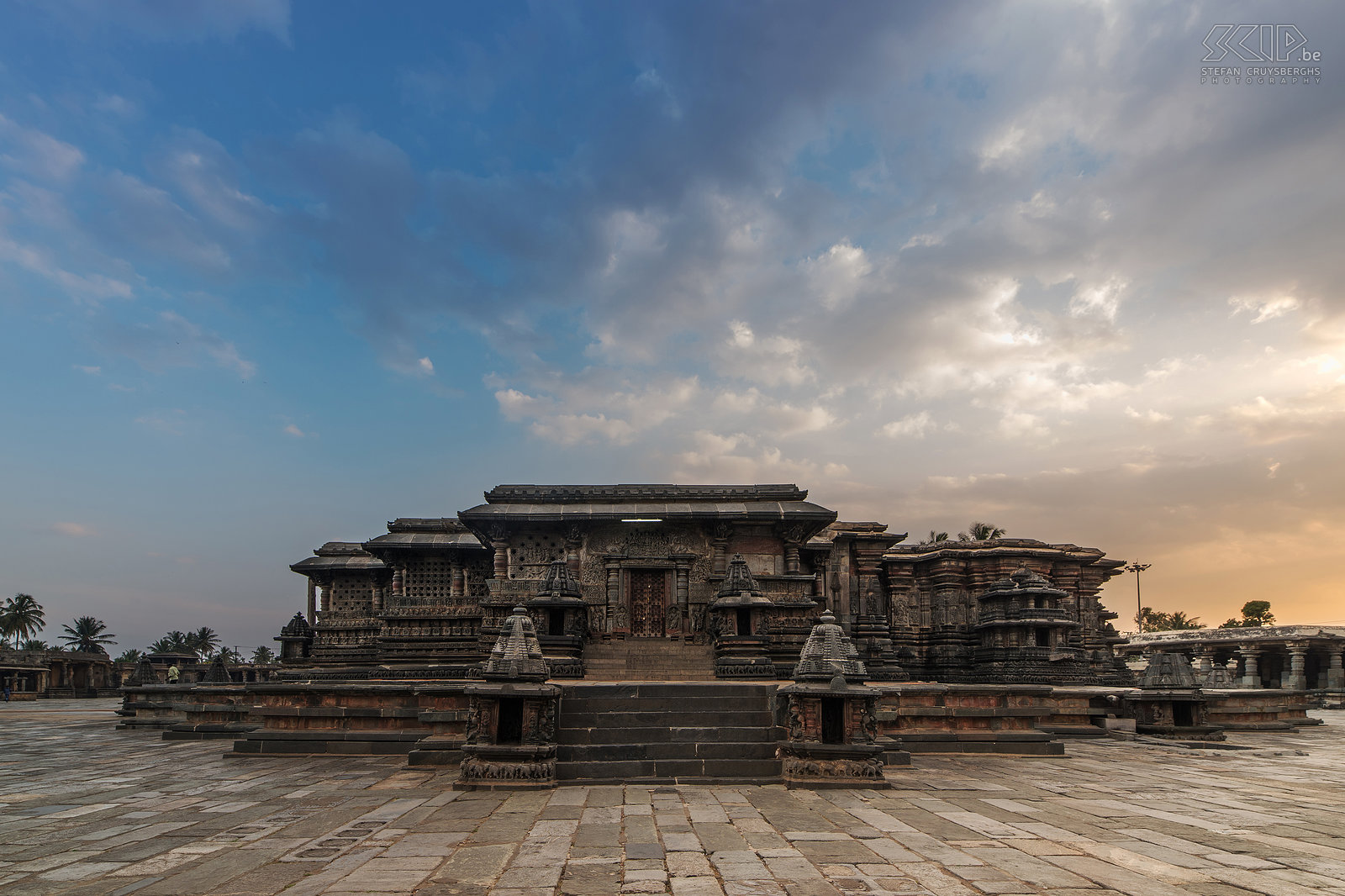 Belur Voordat Halebidu uitgegroeide tot de hoofdstad van het Hoysala rijk was Belur de hoofdstad. Deze oude tempels zijn zeer goed bewaard gebleven en het complex heeft nog steeds een prachtige hoofdtempel, diverse heiligdommen en zalen en een watertank. Stefan Cruysberghs